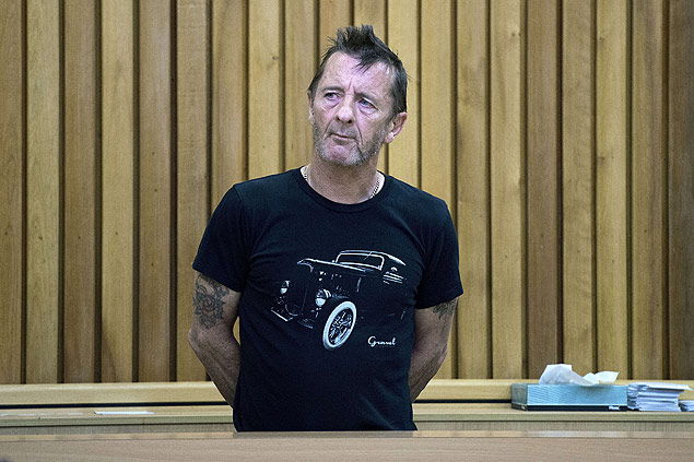 O ex-baterista do AC/DC Phil Rudd detido na corte de Tauranga, Nova Zelndia, em novembro de 2014
