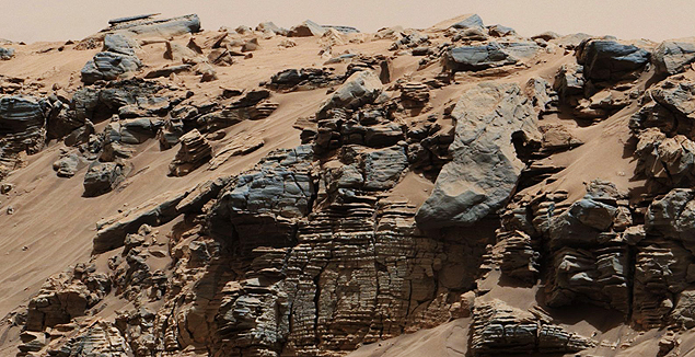 Sinais de sedimentos de um lago em Marte fotografados nesta sexta (26) pelo jipe-rob Curiosity 