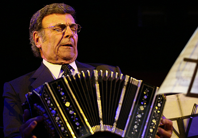 O bandoneonista Leopoldo Federico interpreta o tango "Che Alemn" en Buenos Aires, em 2007 