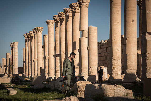 Soldados srios no Templo de Baal, que estavam ocupadas pelos rebeldes