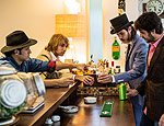 Um brinde do Ted Marengos, com Piti Knoepfelmacher (loiro) e os irmãos Pimentel, Julio (chapéu), Thomaz (cartola) e Luiz (Eduardo Anizelli/Folhapress)