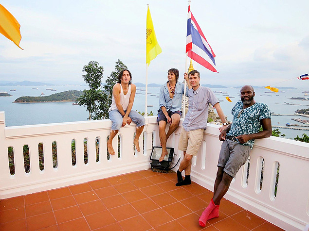 Da esq.  dir., Bart, Doherty, Hassall e Powell no Hope Rehab na Tailndia, em foto distribuda pela Virgin EMI na internet