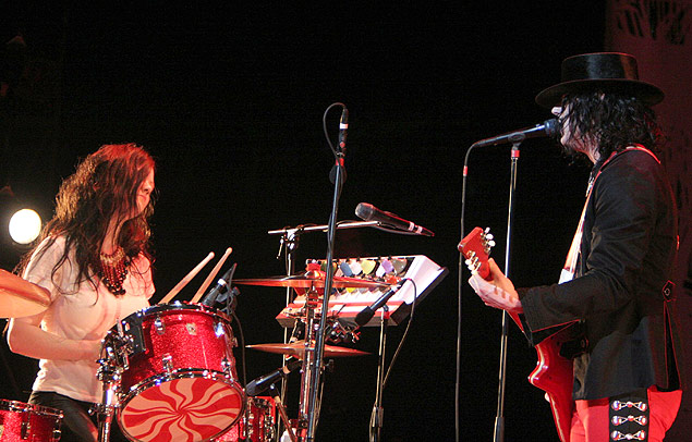 Meg White e Jack White, do White Stripes, durante o show no teatro Amazonas, em Manaus, em 2005 