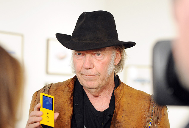 Neil Young mostra um Pono em noite de abertura de exposição numa galeria de arte em Santa Monica, California