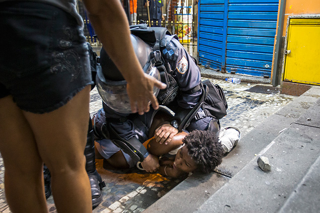 Manifestante  detida durante ato contra o aumento da tarifa no Rio de Janeiro