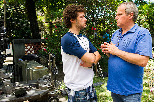 Jayme Matarazzo recebe instruções do pai, Jayme Monjardim, durante gravações da novela "Sete Vidas", da Globo 