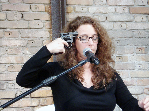 Tania Bruguera faz roleta-russa durante performance na Bienal de Veneza, em 2001 