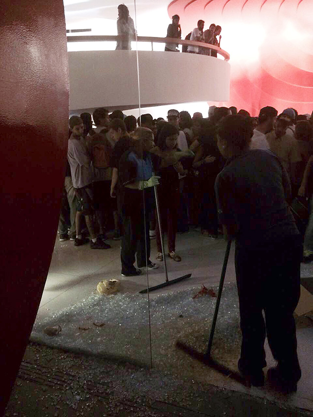 Confuso na porta do Auditrio Ibirapuera para ver o documentrio 'Sabotage: O Maestro do Cano