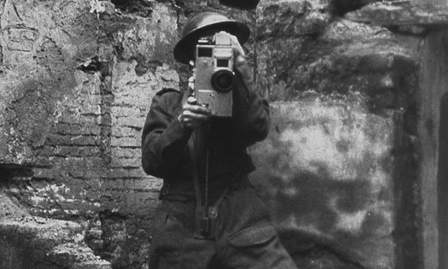Soldado aliado filma em campo de concentrao nazista em 1945