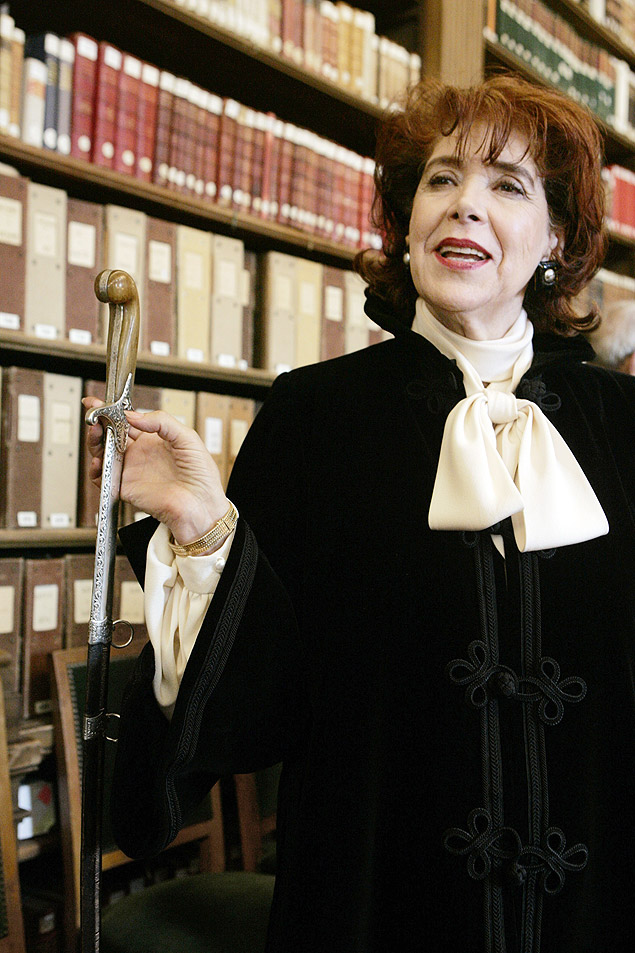 Assia Djebar durante seu juramento na Academia Francesa, em Paris, em 2006