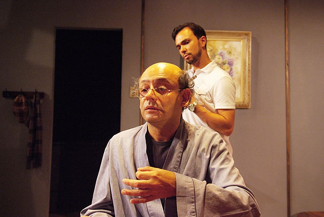 Os atores Nilton Bicudo (à frente) e Cleiton Santos na peça "A Graça do Fim"