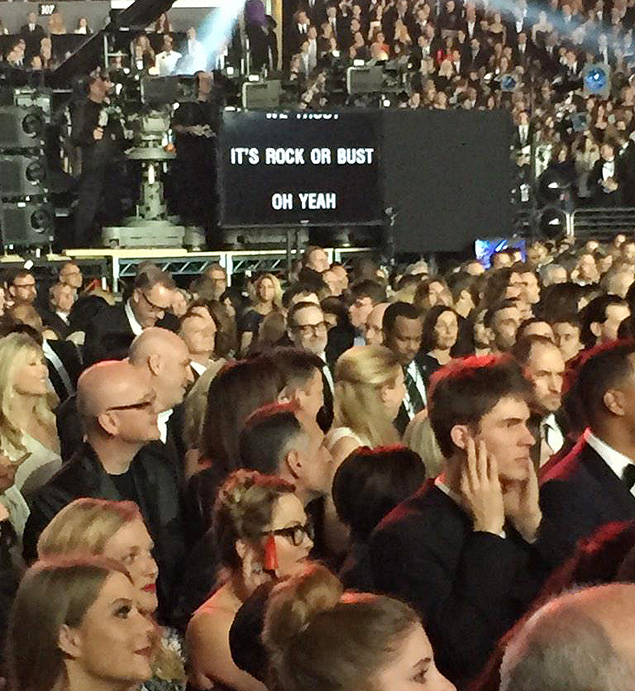 AC/DC usa teleprompter em apresentao do Grammy