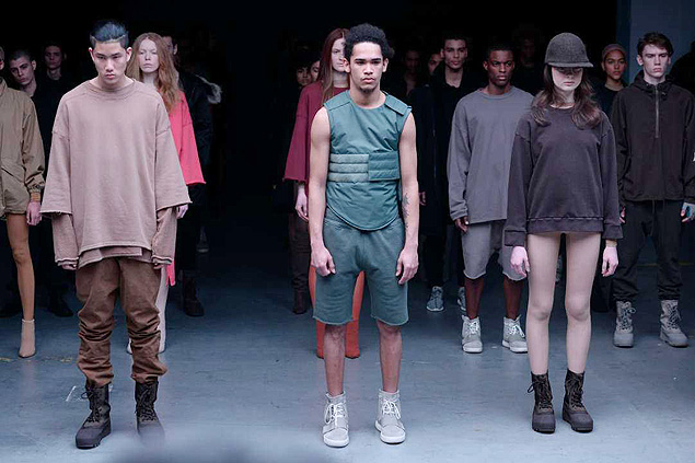 Em desfile na semana de moda de Nova York, modelos usam looks criados pelo rapper americano Kanye West para a marca alem Adidas