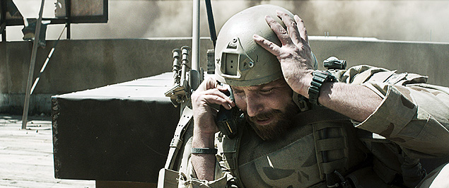 O ator Bradley Cooper interpretando Chris Kyle no filme &quot;Sniper Americano&quot;, dirigido por Clint Eastwood
