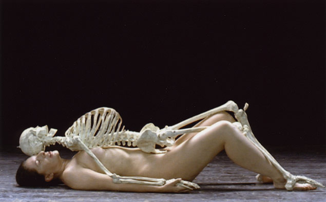 Obra 'Nude with Skeleton', da artista servia Marina Abramovic