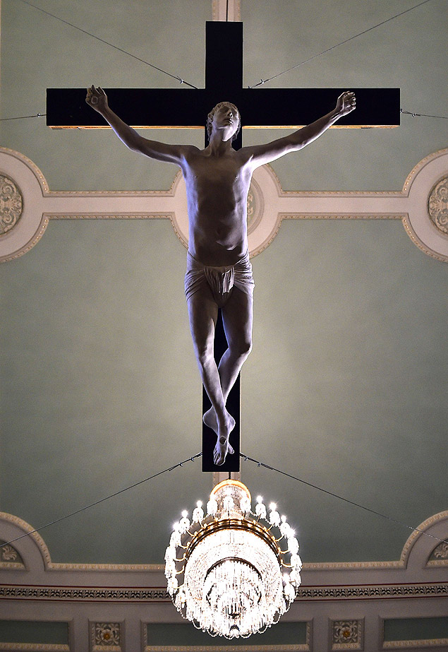 Esttua mostra Pete Doherty crucificado