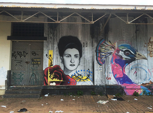 Grafite do rosto de Eny no pátio da antiga estação de trem de Bauru