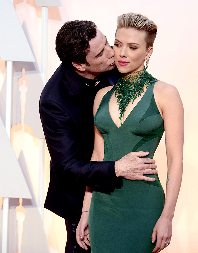 John Travolta beija a bochecha de Scarlett Johansson no tapete vermelho do Oscar