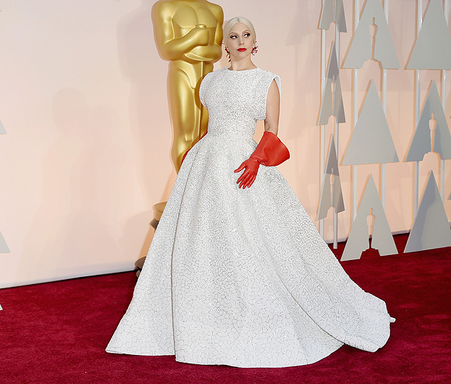 A cantora Lady Gaga no tapete vermelho do Oscar