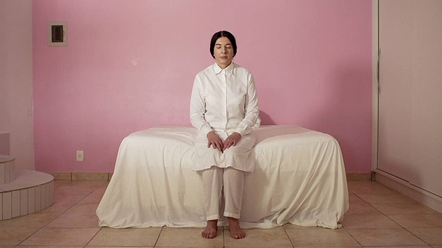 Marina no quarto rosa, em cena do filme 'A Corrente - Marina Abramovic no Brasil