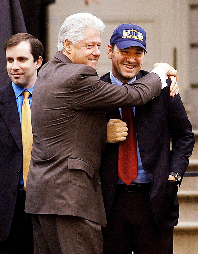 Bill Clinton e Kevin Spacey se abraam em festival de cinema nos EUA em 2002