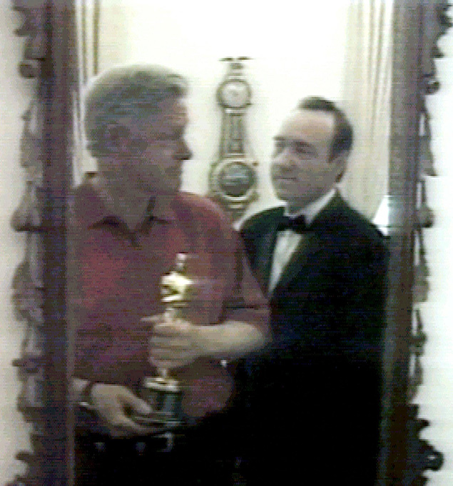 Em vdeo humorstico, Bill Clinton agradece por um Oscar em frente ao espelho, antes de devolv-lo ao ator Kevin Spacey