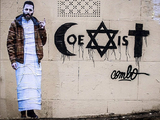 Mural com smbolos do islamismo, do judasmo e do cristianismo para formar a palavra 'coexistir'