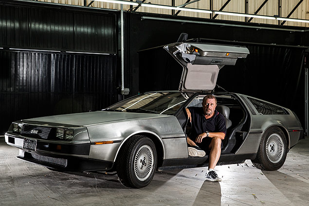 Retrato do msico Luiz Schiavon com seu carro do modelo DeLorean, o veculo do filme 