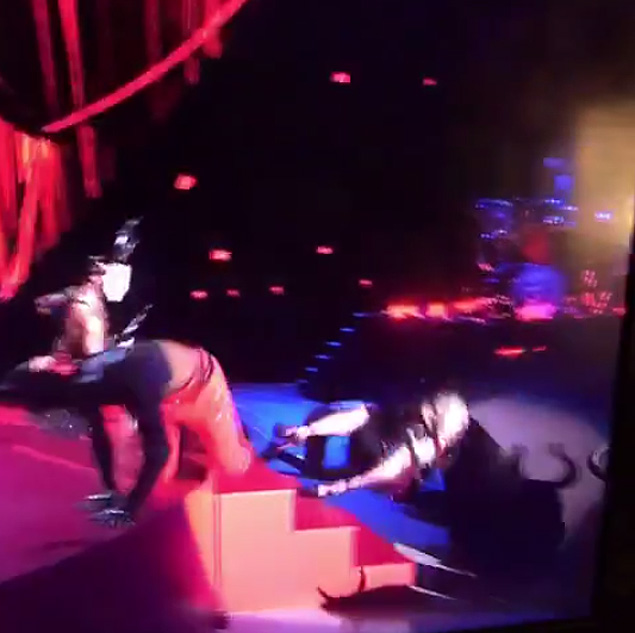 Madonna cai de uma escada em apresentao no Brit Awards