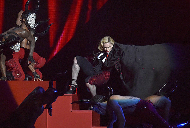 Madonna caiu da escada durante apresentao no Brit Awards