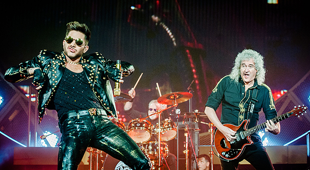 Adam Lambert (esq.) e Brian May (dir.) se apresentam em show do 'Queen + Adam Lambert
