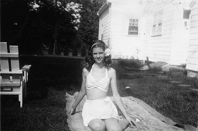 A poeta americana Sylvia Plath tomando sol em 1946