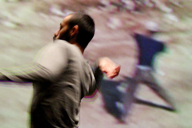 O coreógrafo israelense Arkadi Zaides em cena do espetáculo 'Arquivo', que será apresentado na MITsp 2015 