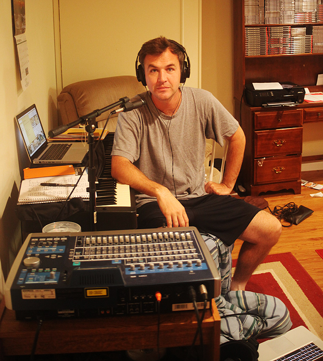 O compositor independente americano Matt Farley, no estdio em sua casa