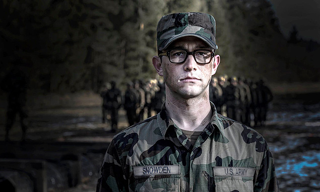 Joseph Gordon-Levitt caracterizado como Edward Snowden