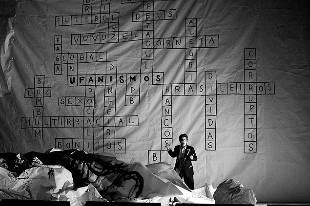 Magali Biff em cena do espetculo "Puzzle (D)", dirigido por Felipe Hirsch