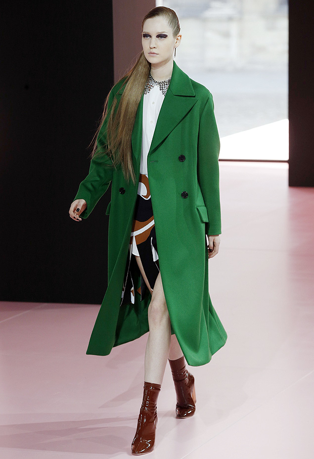 Modelo desfila criao de Christian Dior na semana de moda de Paris
