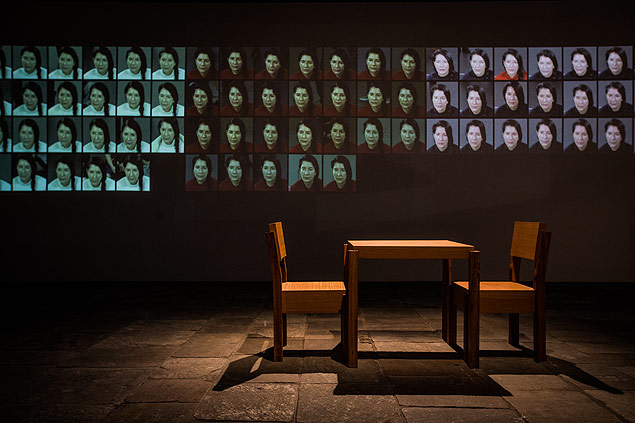 Instalao com cadeiras usadas por Marina Abramovic em sua performance 'A Artista Est Presente', no MoMA, em Nova York 