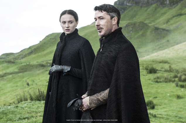 Sophie Turner como Sansa Stark e Aidan Gillen como Littlefinger na quinta temporada de 