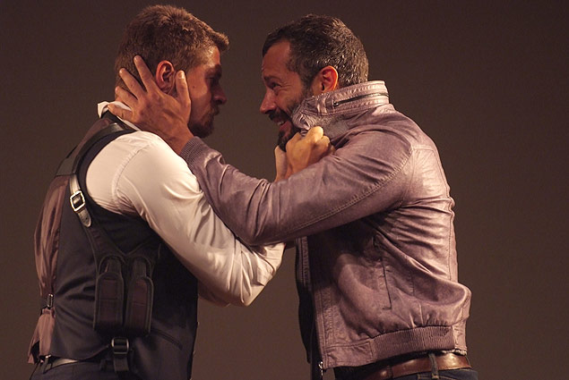 Os atores Augusto Zacchi (camisa branca) e Malvino Salvador em cena do espetculo 'Chuva Constante'