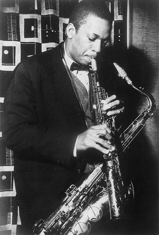 O saxofonista John Coltrane no Hotel Fleming's, em Londres, fotografado pelo historiador musical Val Wilmer em 1961. 