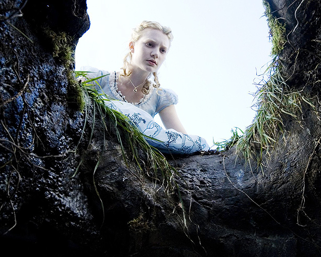 Mia Wasikowska em cena do filme "Alice no País das Maravilhas", do diretor Tim Burton