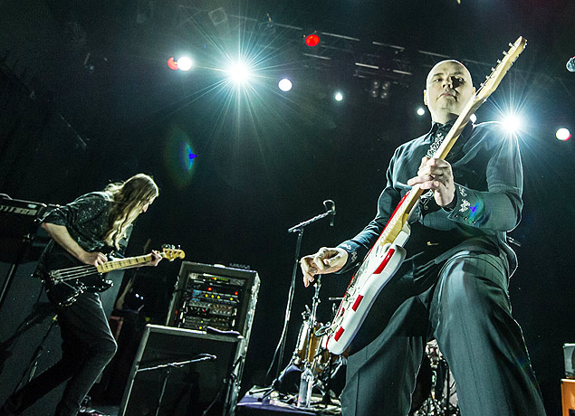 O guitarrista Billy Corgan (dir.) e o baixista Mark Stoermer, da banda Smashing Pumpkins, durante show, em Londres, em 2014