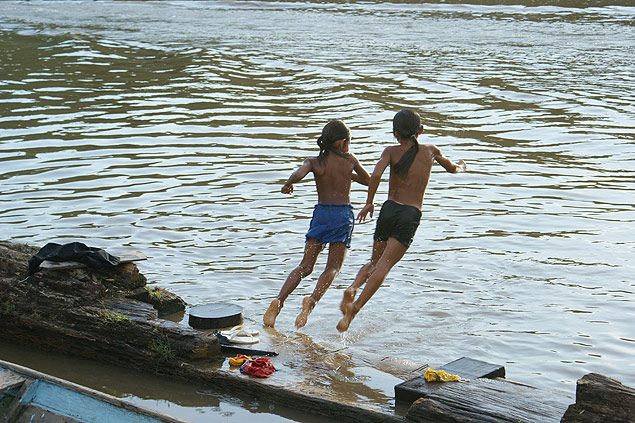 Garotos mergulham no rio numa cena do documentrio 'No Meio do Rio, Entre as rvores'