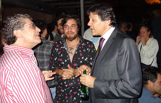 O maestro Gil Jardim (a esq.), conversa com Gustavo Anitelli e o prefeito Fernando Haddad