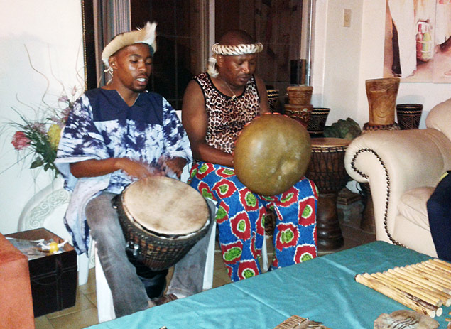 Os sul-africanos Si Song, 26, e Henry Jeane, 50, se apresentam numa casa no bairro de Langa, Cidade do Cabo