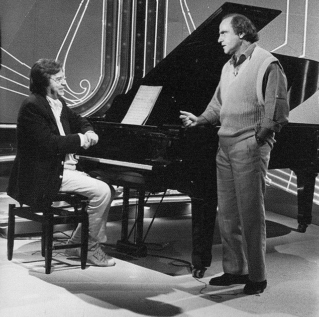 O maestro Isaac Karabtchevsky (em p) recebe Tom Jobim em programa exibido na extinta TV Manchete. 