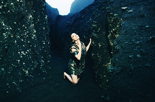Imagem do vdeo 'Black Lake', do lbum 'Vulnicura', da cantora Bjrk