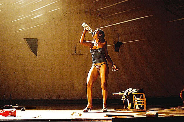 A atriz Dira Paes, que interpreta uma prostituta, durante cena do filme "Baixio das Bestas" 