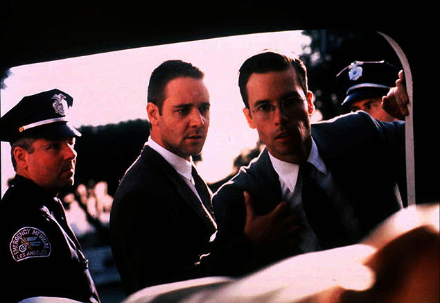 Os atores Russell Crowe [centro] e Guy.Pearce em cena do filme "Los Angeles - Cidade Proibida"
